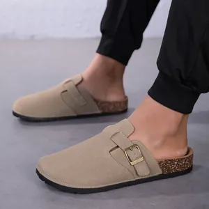 Sabots beiges en daim pour hommes et femmes avec semelle en liège et boucle réglable.