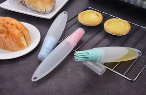 Tres pinceles de aceite de silicona de colores con tapas para repostería y barbacoa.