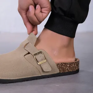 Gros plan d'un sabot classique en daim kaki avec semelle en liège et boucle réglable
