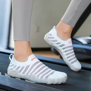 Weiße atmungsaktive Mesh-Yoga- und Strandschuhe mit Jelly-Sohle auf einem Laufband.