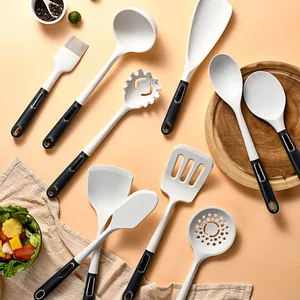 Set di 10 utensili da cucina in silicone bianco con manici neri ergonomici