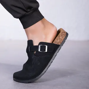 Sabots classiques en daim noir avec boucle réglable et semelle en liège confort