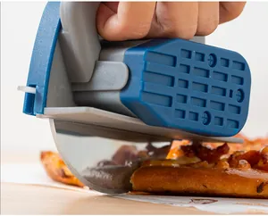 Primo piano di una rotella tagliapizza professionale in acciaio inox che taglia una pizza