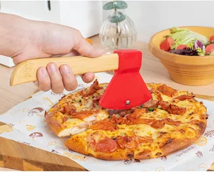 Detailansicht eines kreativen roten Pizzaschneiders in Axtform mit einem Holzgriff.