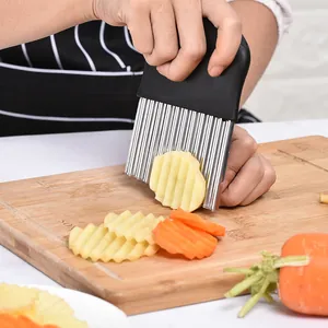 Tagliapatate a lama ondulata in acciaio inox per patatine fritte e fette di verdura