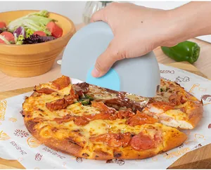 Ergonomischer Pizza-Schneider aus Edelstahl, der eine frische Pizza präzise schneidet