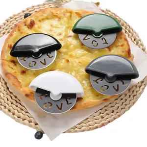Rvs pizzamessenset met hol LOVE-patroon en ergonomische handgrepen voor de keuken