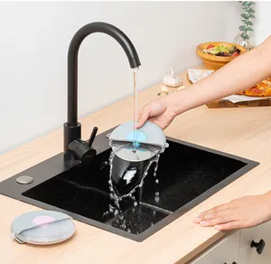Detaillierte Ansicht der Reinigung eines Pizza-Schneiders aus Edelstahl unter Wasserhahn