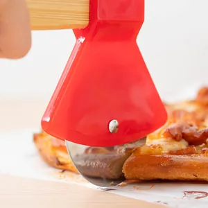 Kreativer Axt-Pizzaschneider mit scharfem Edelstahlrad und ergonomischem Holzgriff