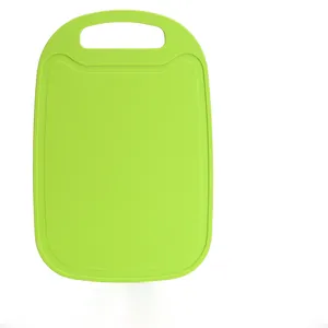 Planche à découper en plastique PP vert clair avec poignée pour fruits et légumes