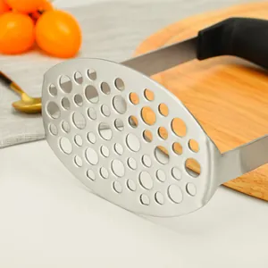 Kartoffelstampfer aus Edelstahl mit rutschfestem Griff und ovaler Platte