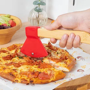Kreativer Pizzaschneider in Axtform mit Edelstahlrolle und ergonomischem Bambusgriff
