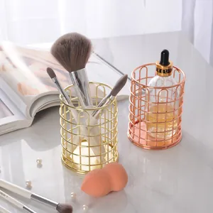 Minimalistischer Make-up-Pinselhalter aus Eisen in Roségold und Gold für den Schreibtisch.