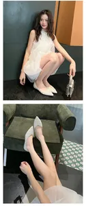 Primer plano de elegantes zapatos planos de punta con pedrería para mujer en estilo de vida