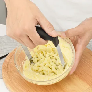 Professioneller Kartoffelstampfer aus Edelstahl mit ergonomischem Anti-Rutsch-Griff.