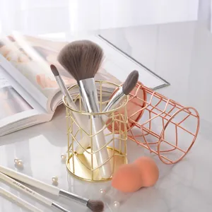 Eleganter Make-up-Pinselhalter und Schreibtisch-Organizer aus Metall in Gold und Roségold.