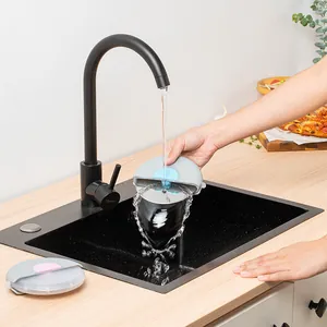 Professioneller Pizzaschneider aus Edelstahl mit Schutzhülle für sicheres Backen