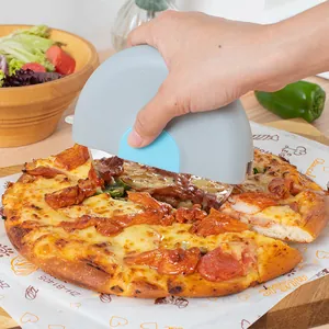 Ergonomischer Pizzaschneider aus Edelstahl mit Schutzhülle beim Schneiden einer Pizza