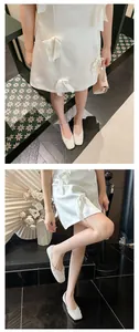 Primer plano de zapatos planos de estilo francés con adornos de strass brillantes