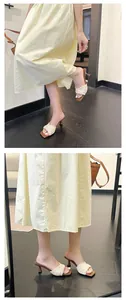 Detalle de las sandalias tejidas retro francesas con tacón alto y puntera cuadrada