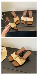 Primer plano de correas tejidas beige y tacones marrones de estas sandalias retro francesas