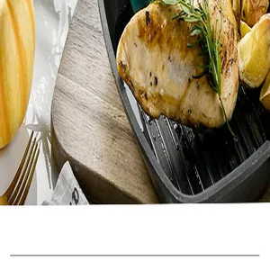 Primer plano de una sartén grill antiadherente de alta calidad con pollo a la parrilla