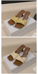 Vistas detalladas de sandalias trenzadas de tacón alto estilo retro francés en beige.