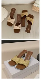 Primer plano de sandalias tejidas retro francesas con tacón alto y estilo playero