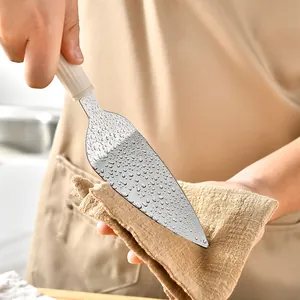 Servidor de pizza profesional de acero inoxidable con borde dentado y mango blanco ergonómico