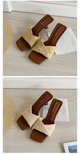 Elegante detalle de sandalias retro francesas con tira trenzada y punta cuadrada de tacón