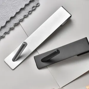 Moderne Türhaken aus Edelstahl in gebürstetem Silber und Mattschwarz für die Küche