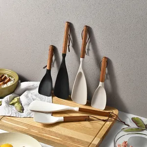 Hochwertiges hitzebeständiges Silikon-Küchenhelfer-Set mit ergonomischen Holzgriffen zum Kochen