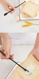 Primer plano de una mini espátula de silicona untando crema en una rebanada de pan tostado.