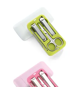 Primer plano del set de manicura portátil en estuche magnético de acero inox.