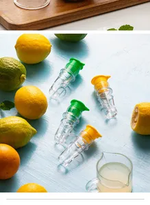 Vista detallada de rociadores manuales de jugo de limón con limones sobre madera azul claro