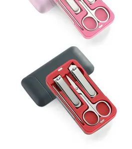 Detalle de un set de manicura portátil de acero inoxidable en un elegante estuche magnético