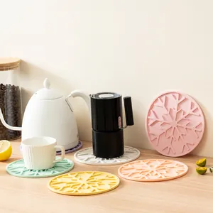 Set aus bunten runden Silikon-Untersetzern mit Schneeflocken-Design für den Tisch.