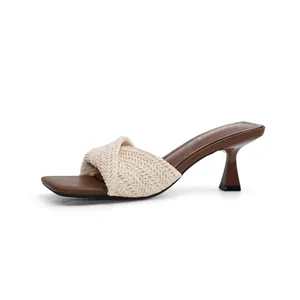 Elegantes mules vintage francesas con tira trenzada y punta abierta cuadrada para vacaciones