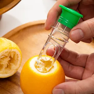 Exprimidor de limón manual portátil para la extracción de jugo cítrico fresco en la cocina.