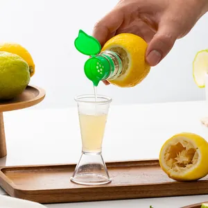 Exprimidor de limón manual portátil que extrae jugo fresco en una taza medidora