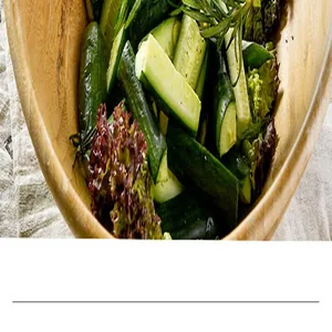 Vue macro d'une salade de concombre fraîche présentée dans un bol en bois rustique de cuisine