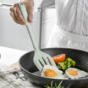Spatola scanalata in silicone verde chiaro resistente al calore per friggere le uova