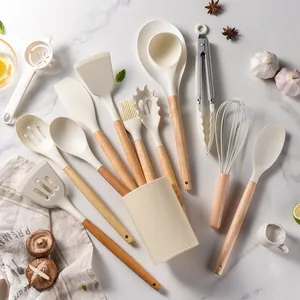 Juego de 11 utensilios de cocina de silicona crema con mangos ergonómicos de madera natural