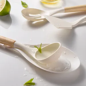 Set de utensilios de cocina de silicona blanco crema con mangos de madera natural