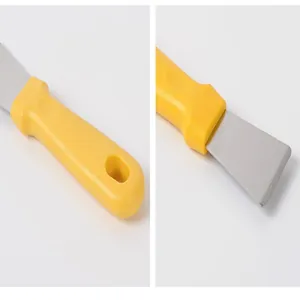Vista dettagliata del raschietto in acciaio inox con manico giallo per la cucina