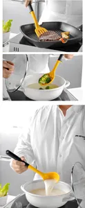 Juego de utensilios de cocina amarillos resistentes al calor con espátula y cucharón en uso