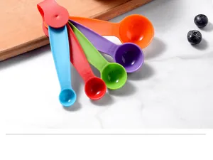 Macro-opname van gekleurde plastic maatlepels met reliëf metrische schalen voor bakken