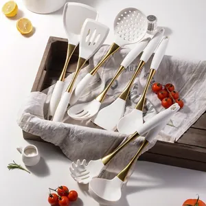 Ensemble d'Ustensiles de Cuisine en Silicone avec Manche Plaqué Or en Acier Inoxydable 304 8 Pièces Outils de Cuisine Résistants à la Chaleur Spatule Louche Cuillère pour Batterie de Cuisine Antiadhésive Blanc Or