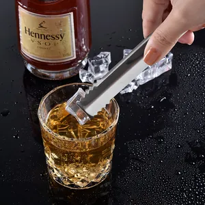 Professionelle Eiszange aus Edelstahl in Bar-Umgebung mit Cognac und Eiswürfeln gezeigt.