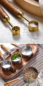 Gros plan de cuillères et tasses à mesurer en inox avec manches en bois élégants.
